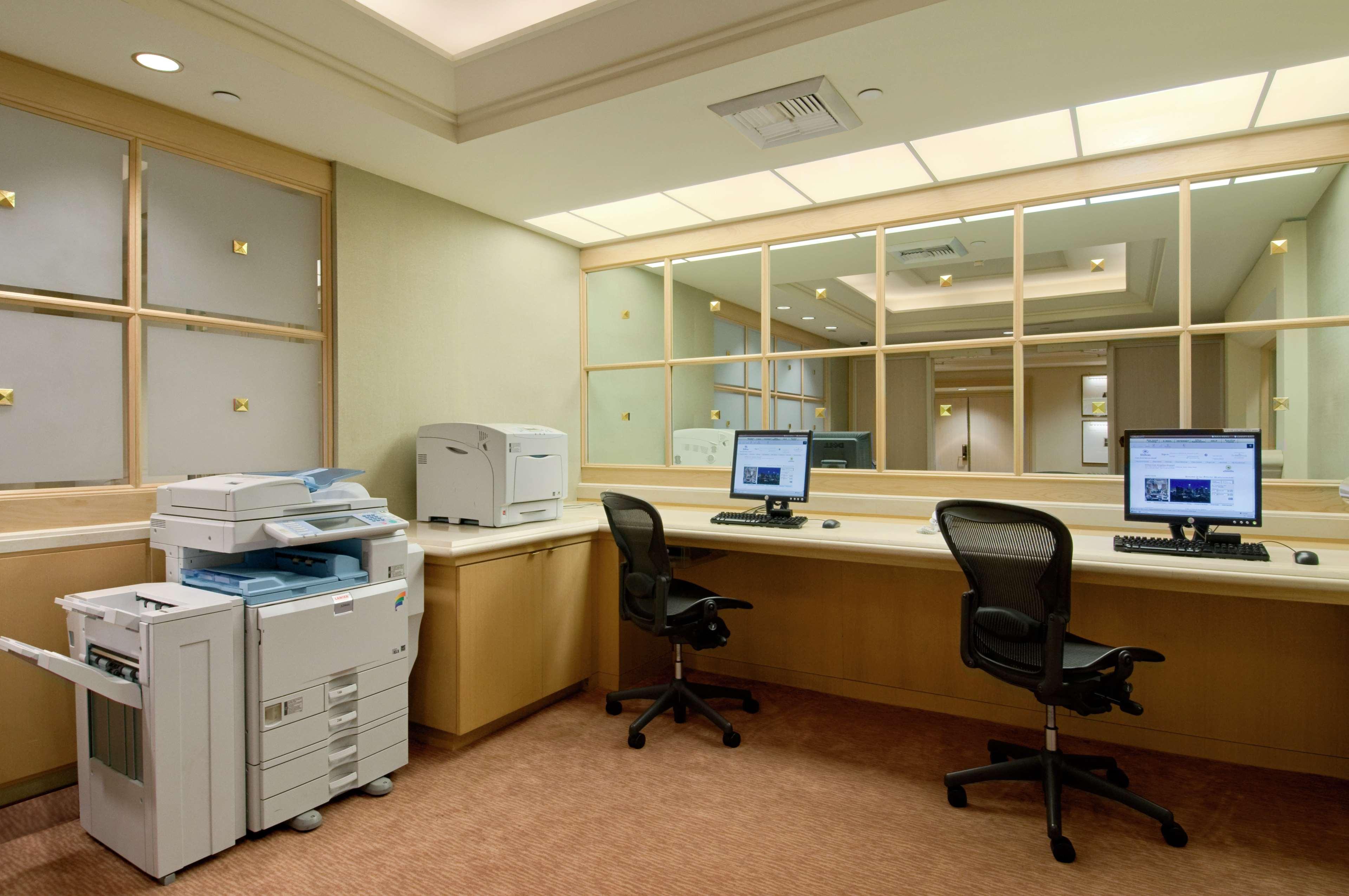 Hilton Angeles Airport 4*