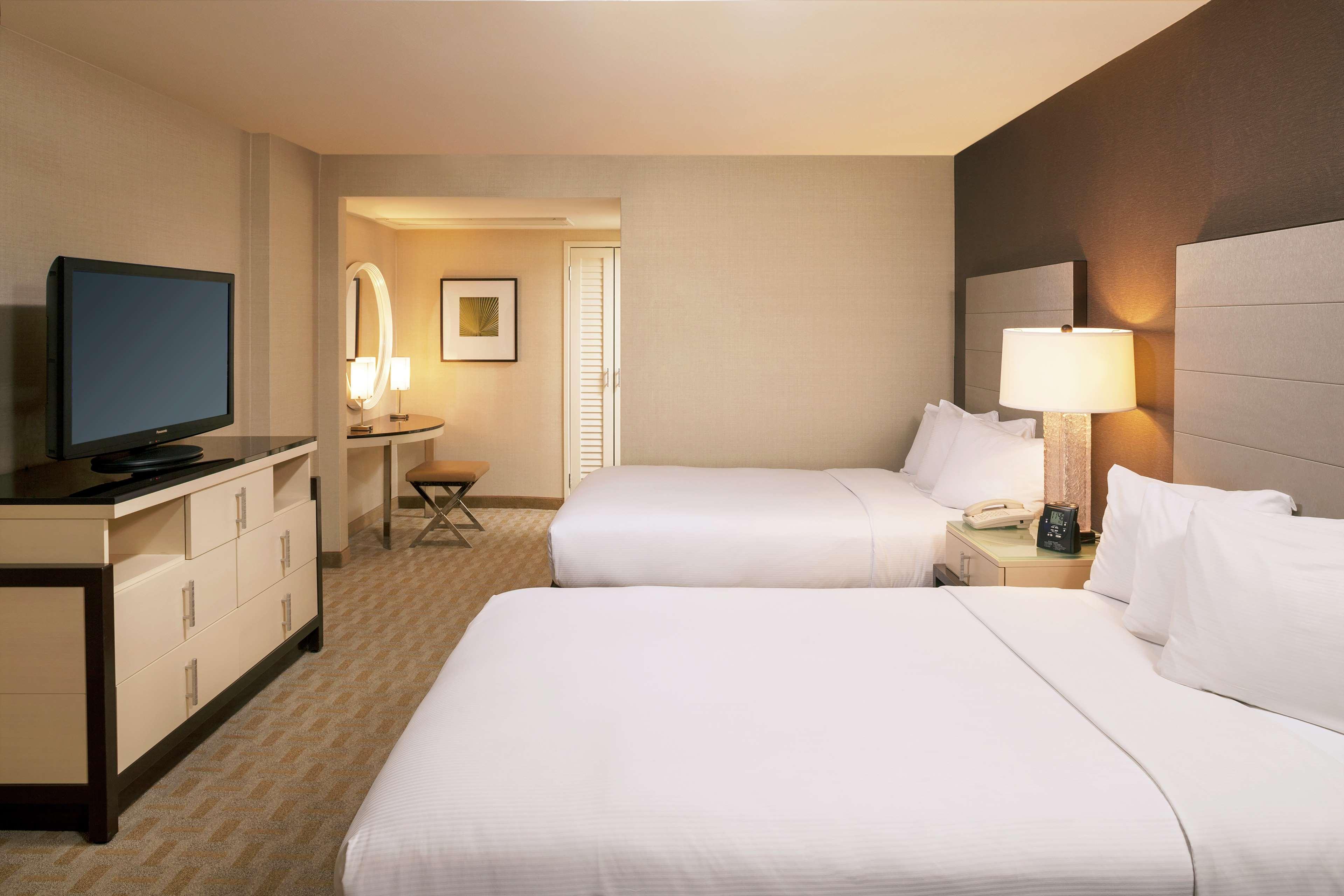 Hotel Hilton Angeles Airport 4*