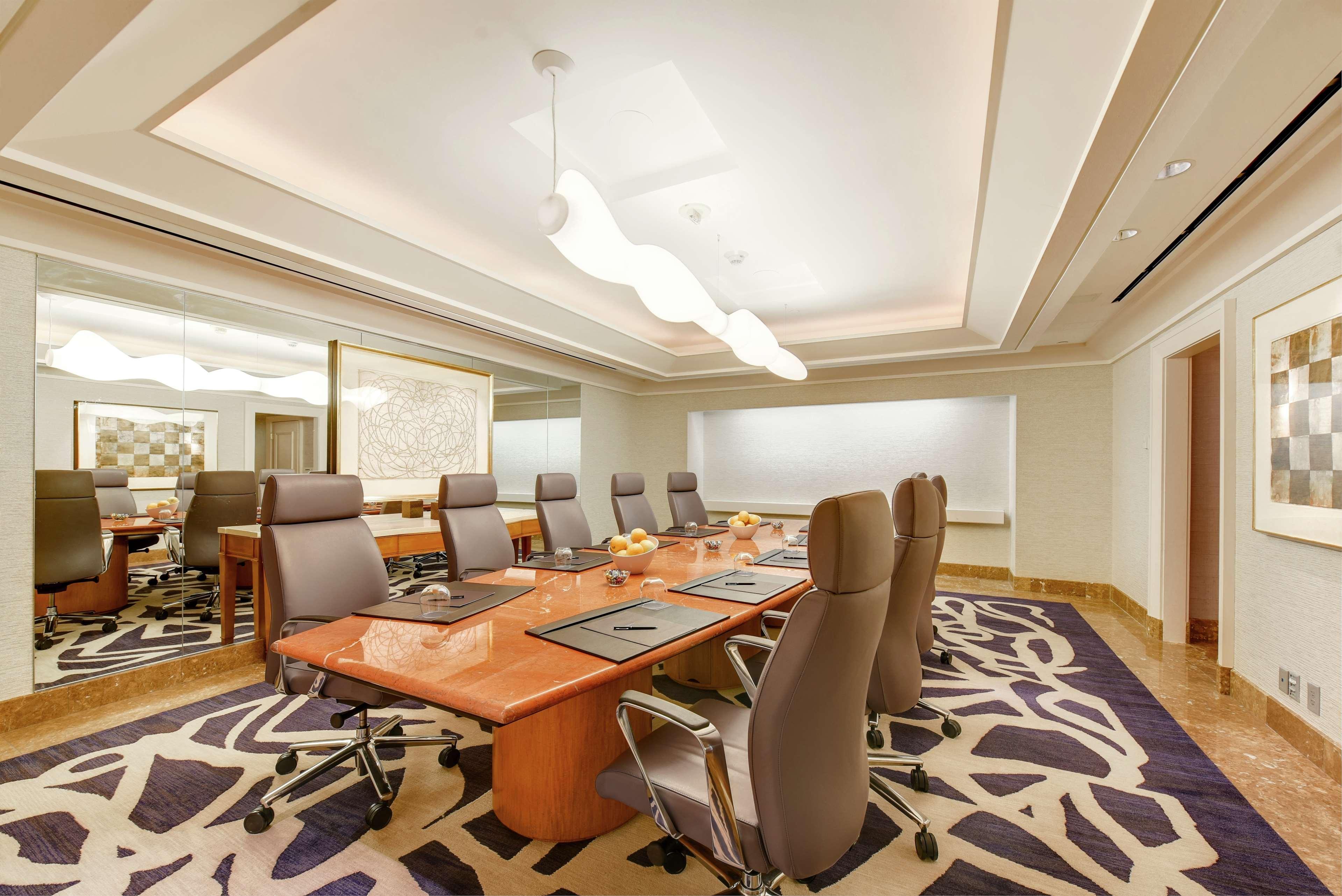 Hotel Hilton Angeles Airport 4*