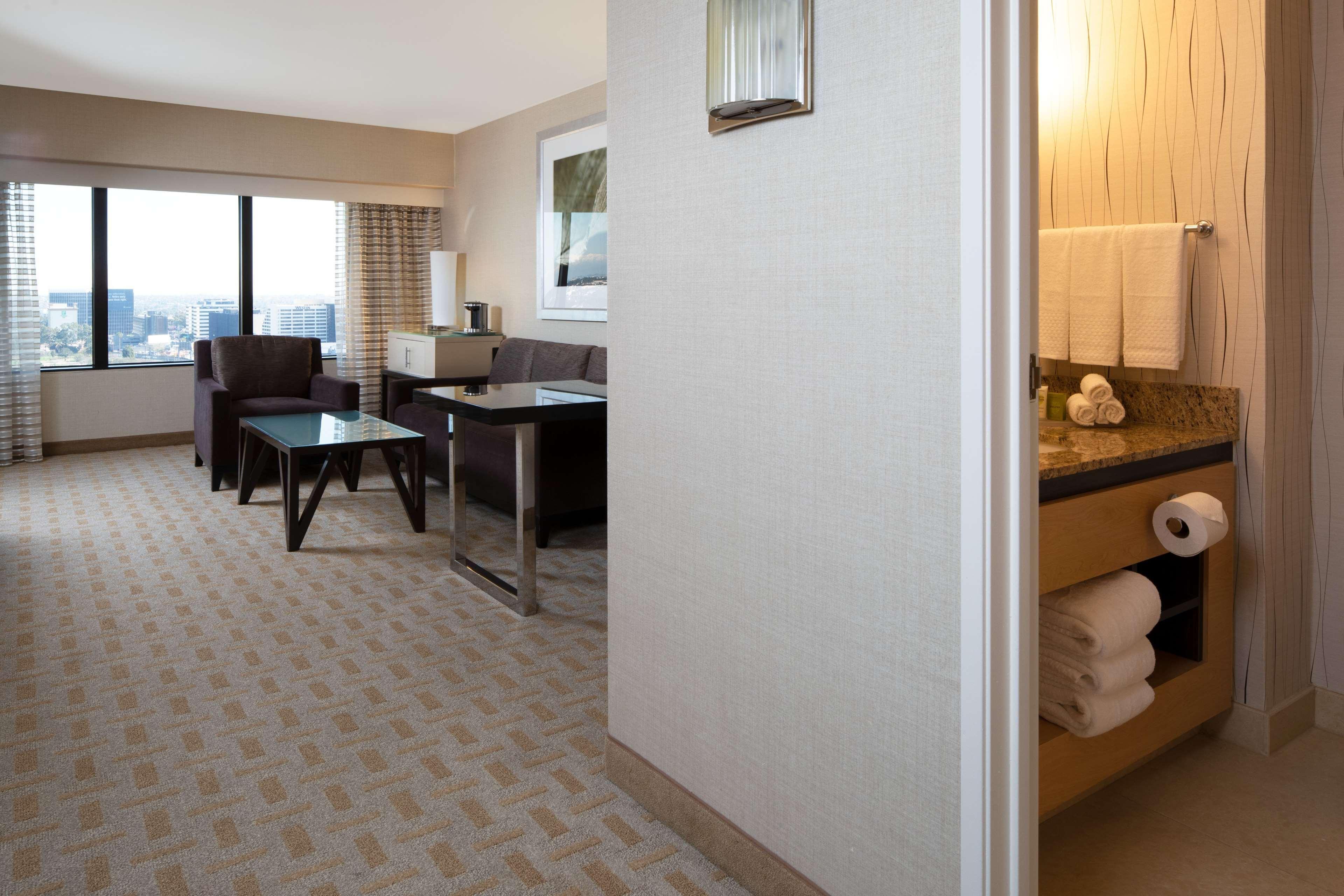 Hilton Angeles Airport