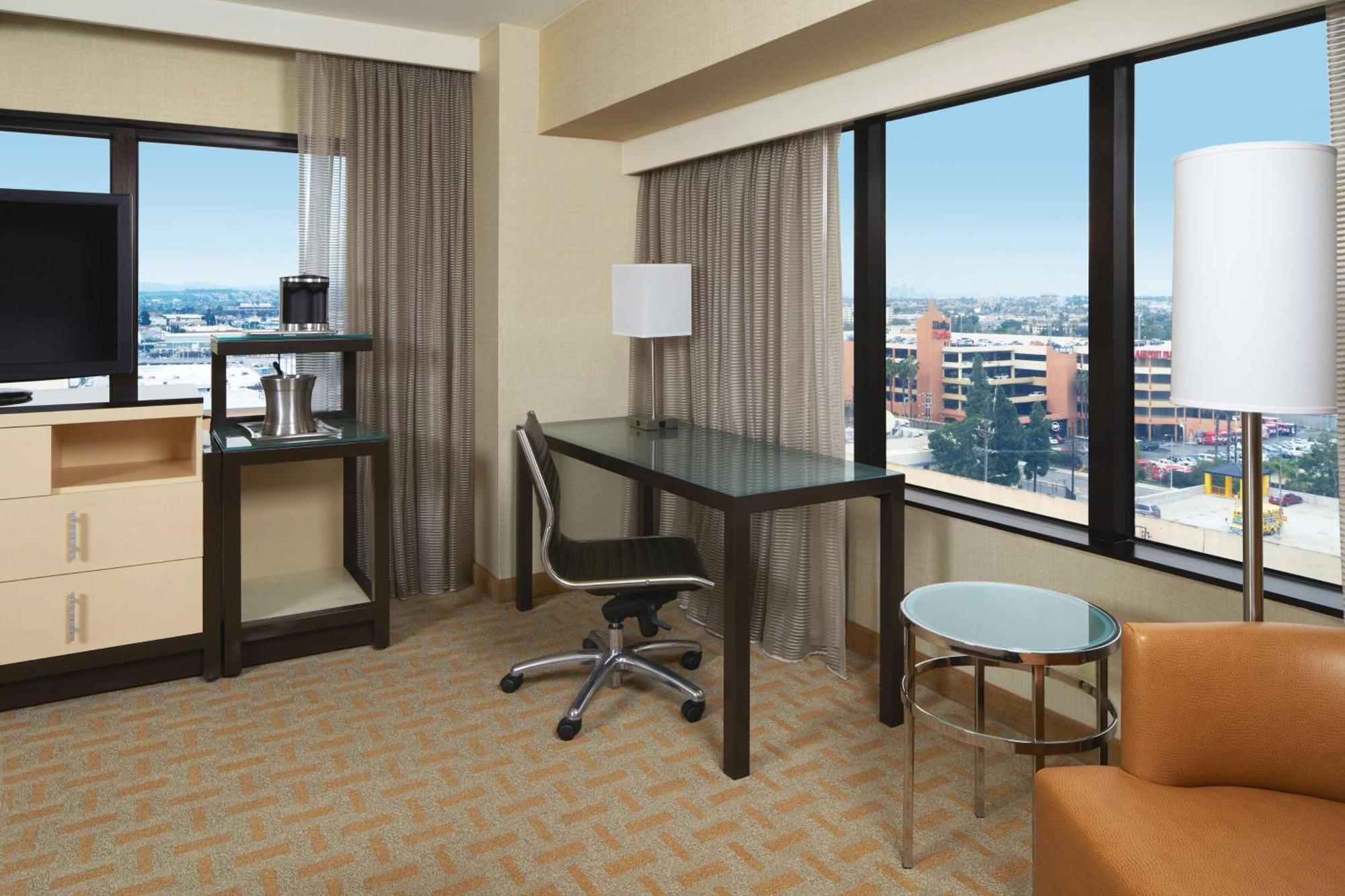 Hotel Hilton Angeles Airport 4*
