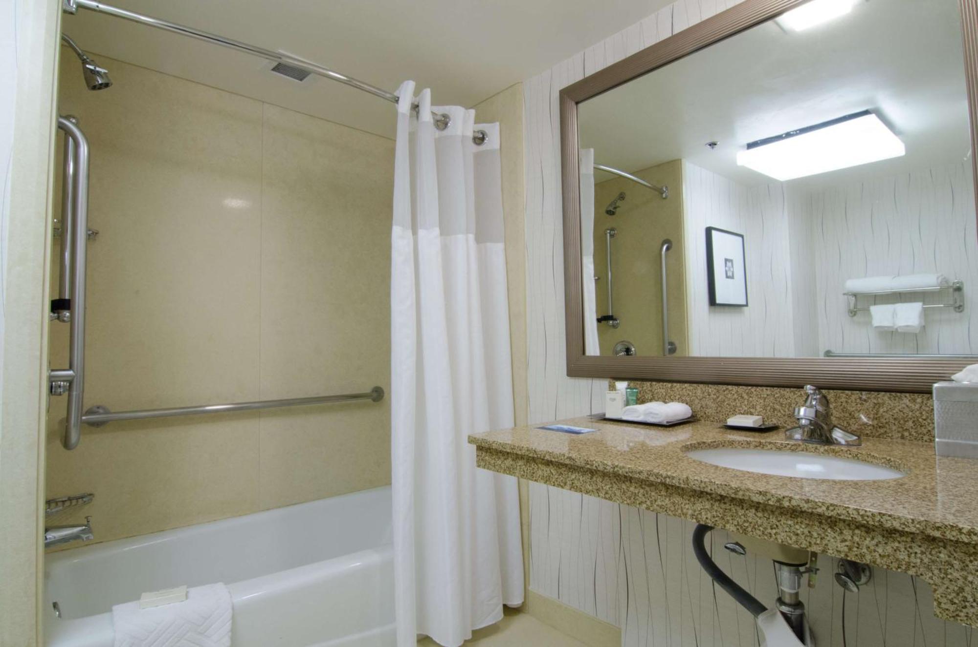 Hotel Hilton Angeles Airport 4*